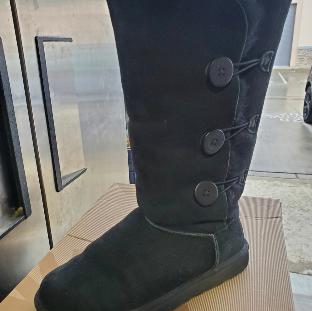 UGG BAILEY BUTTON TRIPLET II- Blk Slightly used size 11